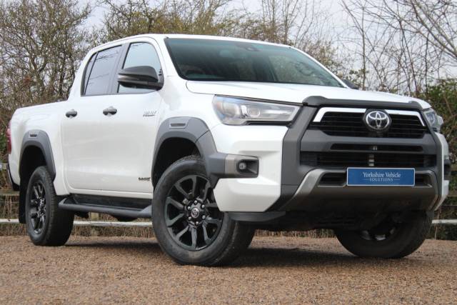 Toyota Hilux 2.8 D-4D Invincible X Auto 4WD Euro 6 (s/s) 4dr Pick Up Diesel White